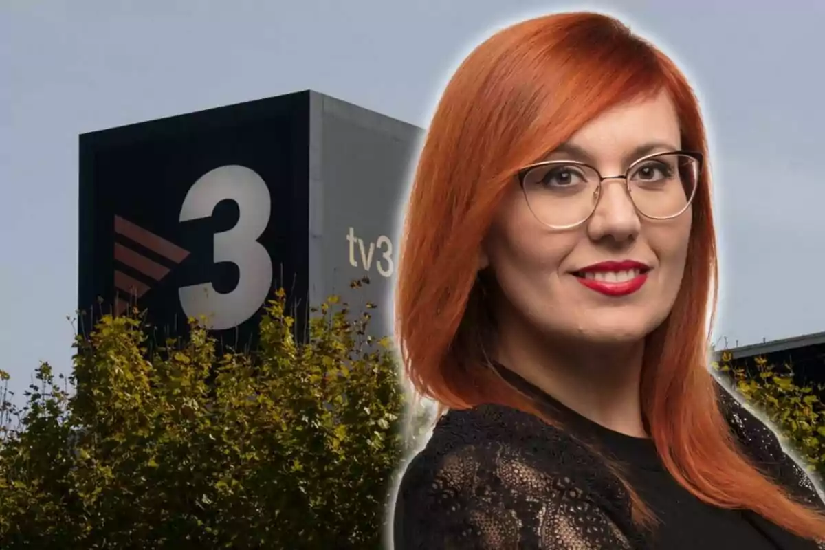 Mujer con cabello rojo y gafas frente a un edificio con el logo de TV3.