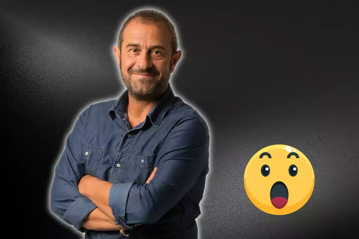 Home amb camisa de mezclilla somrient amb els braços plegats al costat d'un emoji de cara sorpresa sobre un fons fosc.