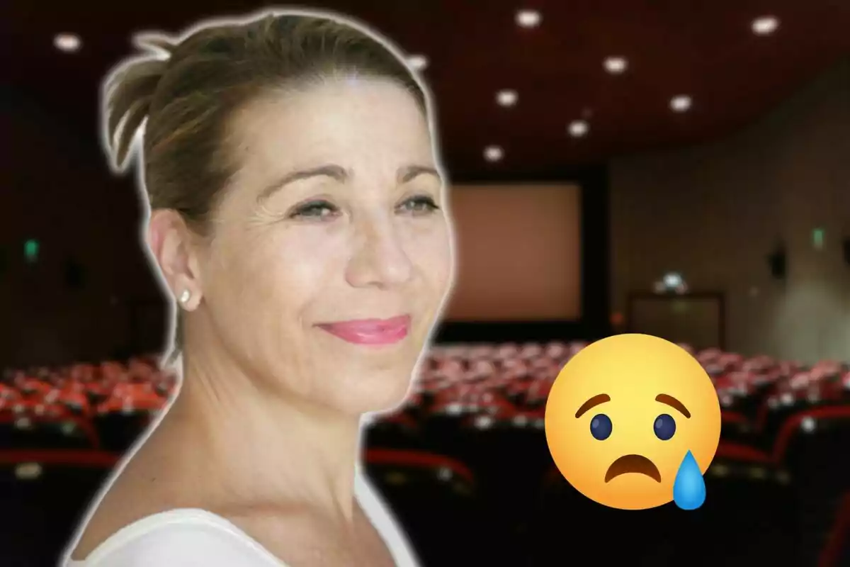 Dona somrient en una sala de cinema buida amb un emoji trist.