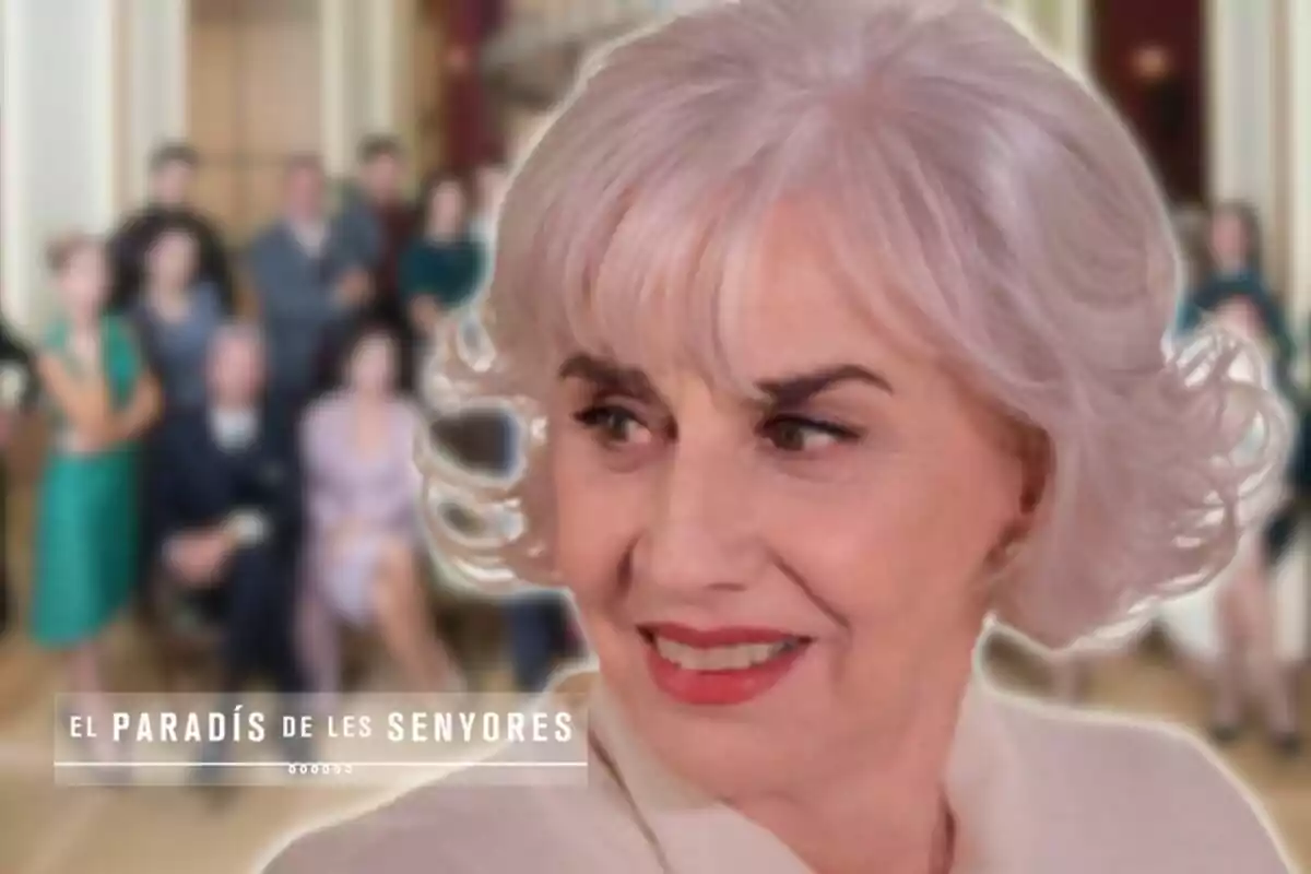 A gray-haired woman smiles with a group of blurred people in the background and the text "El Paradís de les Senyores" in the corner.