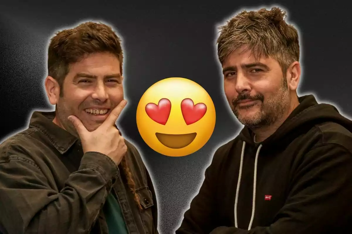 Dos homes somrients amb un emoji dulls de cor al centre sobre un fons fosc.