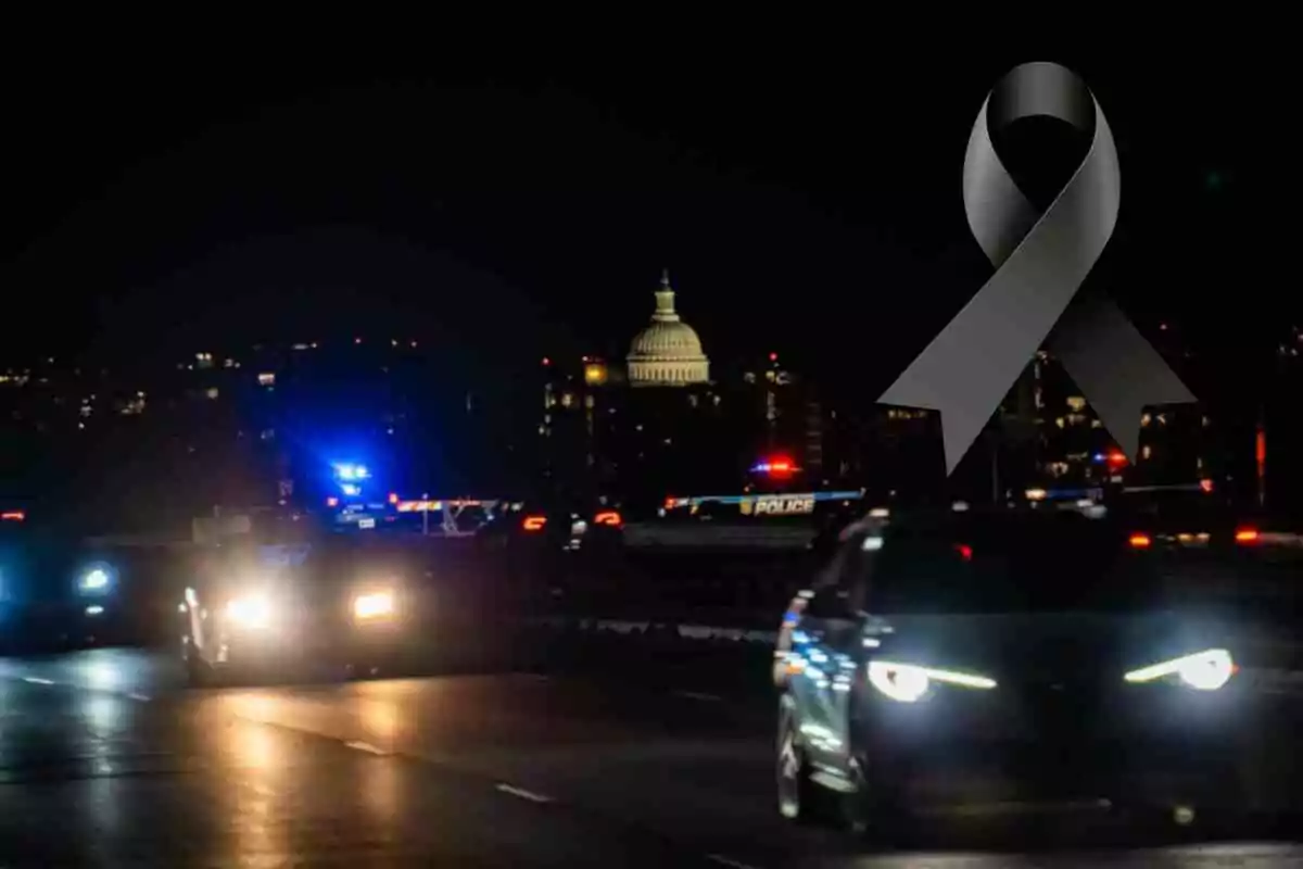 Una carretera iluminada por las luces de los coches y vehículos policiales con el Capitolio de fondo y un lazo negro superpuesto en la esquina superior derecha.