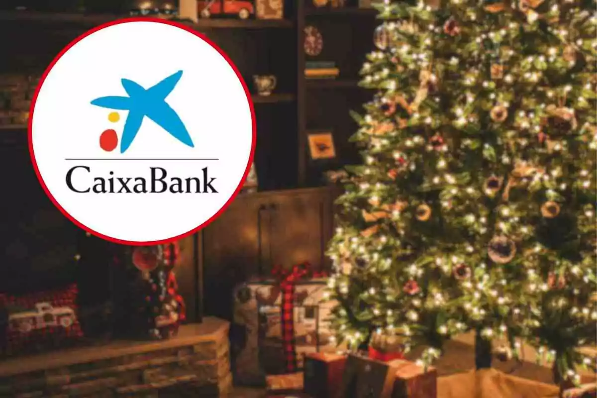 Un logotip de CaixaBank sobre un fons d'arbre de Nadal decorat amb llums i guarniments.