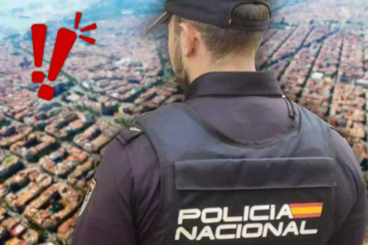 Un agent de la Policia Nacional d'esquena amb un fons d'una vista aèria d'una ciutat i un símbol d'exclamació vermell.