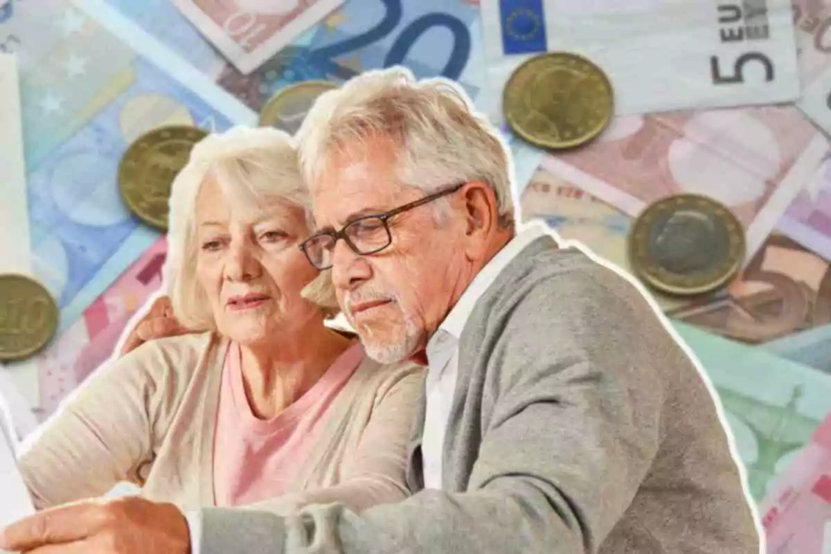 Fotomuntatge amb una imatge de fons de bitllets d'euro i al capdavant dos jubilats mirant un full