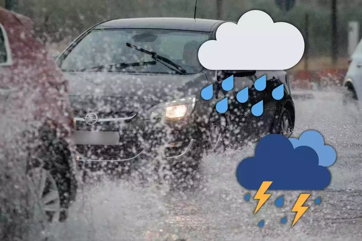 Fotomuntatge amb fons d'un cotxe en una inundació i emojis de pluja i tempesta