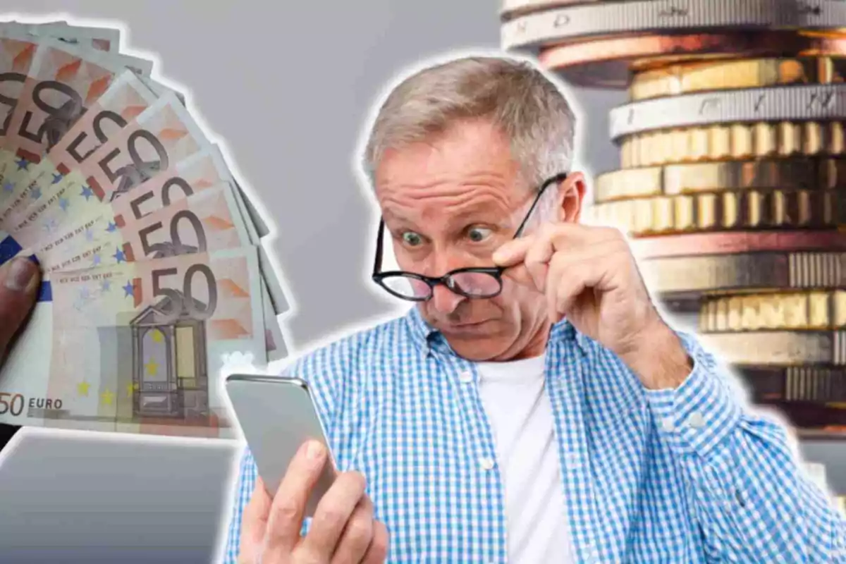 An elderly man in a checkered shirt looks surprised at a mobile phone, while holding glasses in one hand; in the background you can see 50 euro banknotes and a stack of coins.