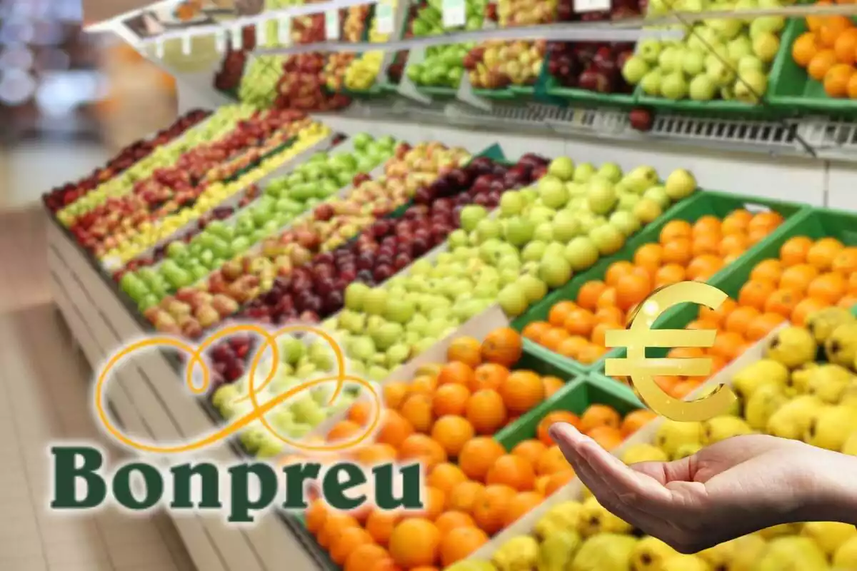 Fotomuntatge amb una imatge de fons de fruites a prestatges d'un supermercat, el logo de Bonpreu i una mà amb el símbol de l'euro al capdavant