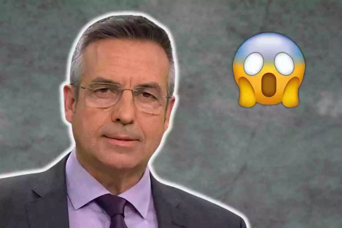 Ramon Pellicer amb ulleres i vestit fosc, acompanyat d´un emoji de cara sorpresa sobre un fons gris.