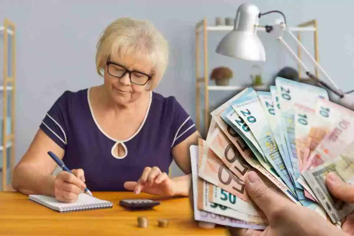 Fotomuntatge amb una imatge de fons d'una jubilada fent càlculs i al capdavant un ventall de bitllets d'euro