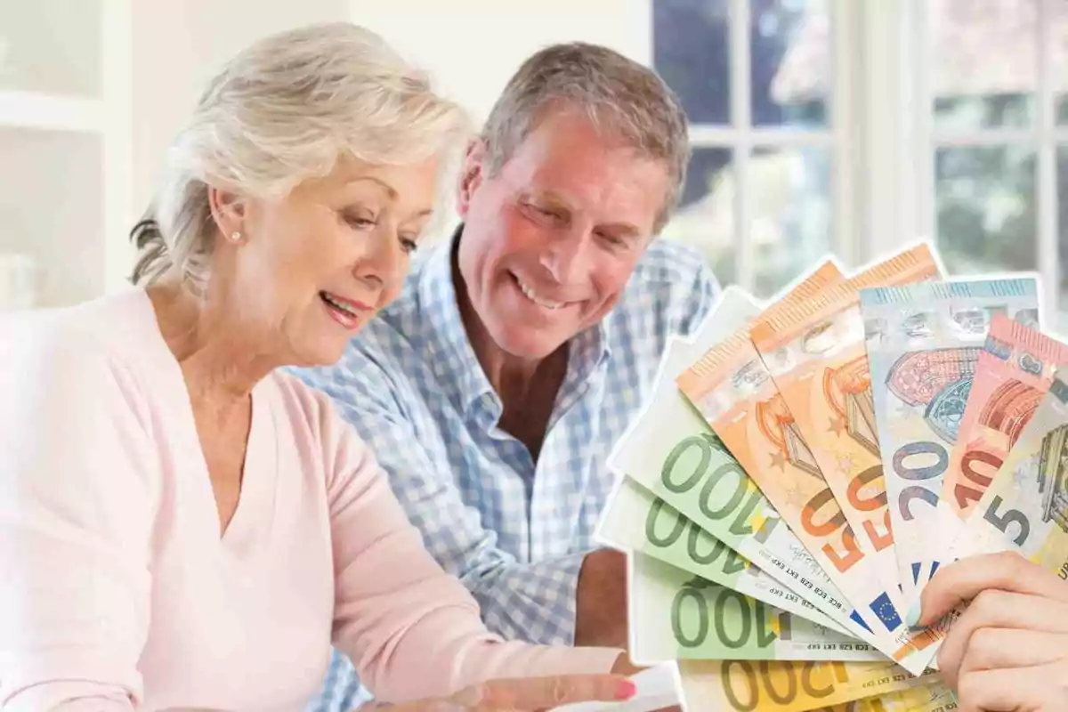 Fotomuntatge amb una imatge de fons de dos jubilats mirant un paper i un ventall de bitllets d'euro