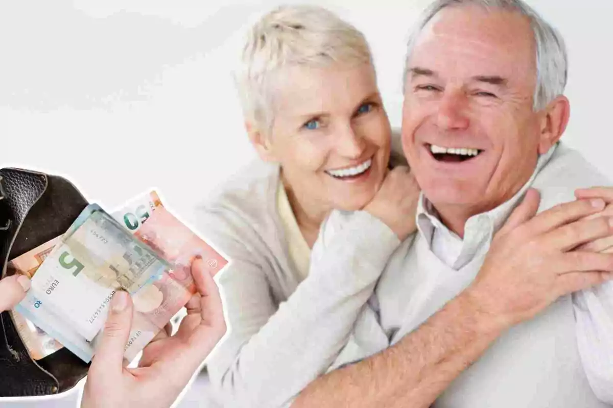 Fotomuntatge amb una imatge de fons de dos jubilats i davant una cartera amb billets d'euro