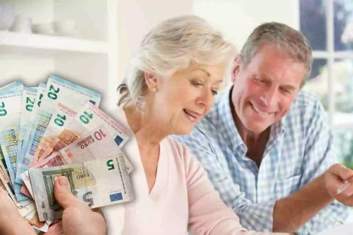 Una parella de gent gran somriu mentre revisa documents, amb una mà sostenint diversos bitllets d'euro en primer pla.