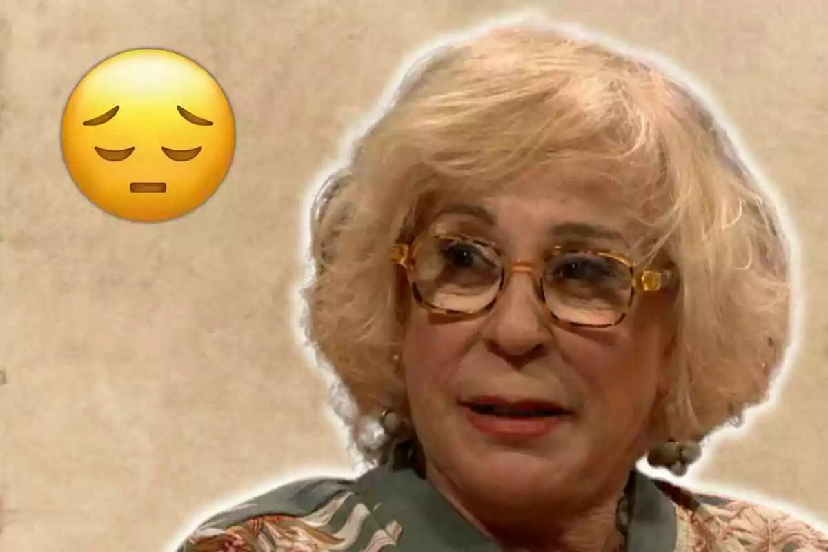 Mercè Comes amb ulleres i cabell ros, al costat d'un emoji de cara trista.