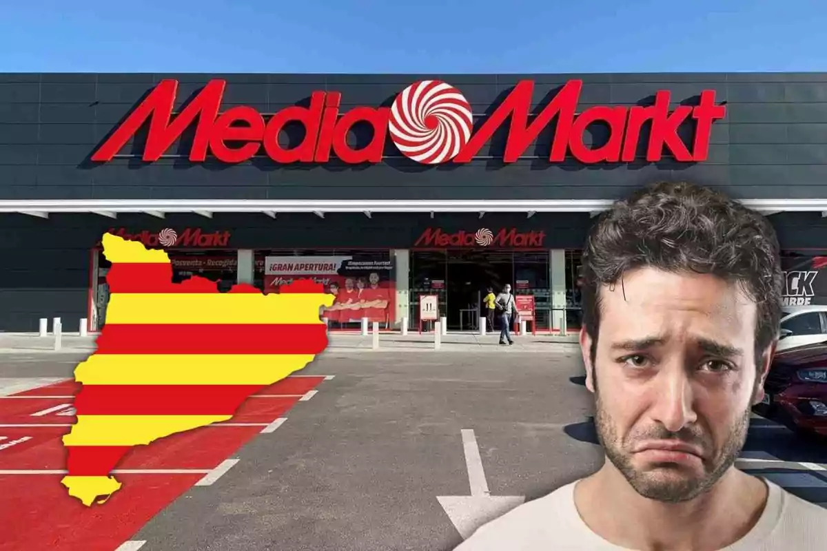 Un home amb expressió trista davant d'una botiga MediaMarkt amb un mapa de Catalunya en colors de la bandera catalana.