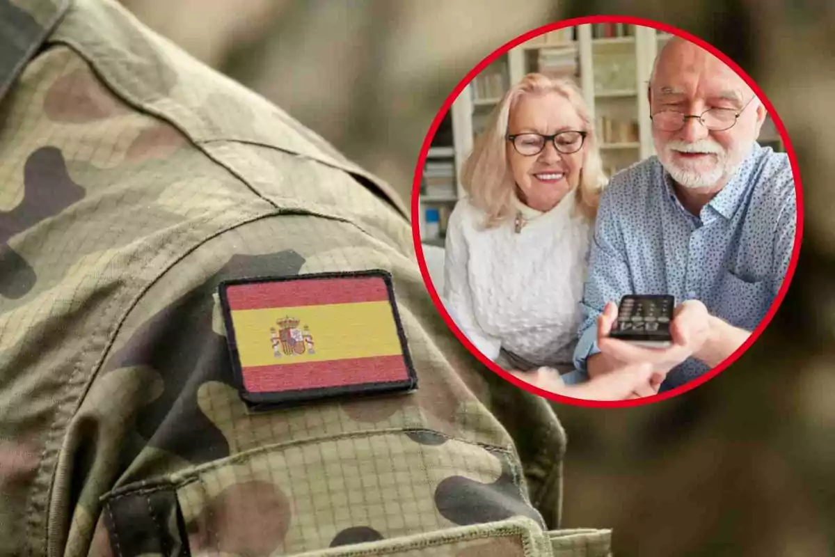 Un soldat amb uniforme de camuflatge i una bandera d'Espanya al braç, amb una imatge circular d'una parella de gent gran somrient mentre miren un telèfon mòbil.