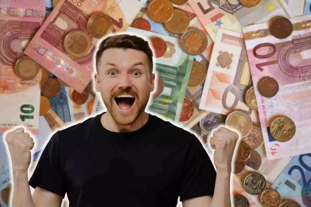 Fotomuntatge amb una imatge de fons de monedes i bitllets d'euro i al capdavant un home alegre i celebrant