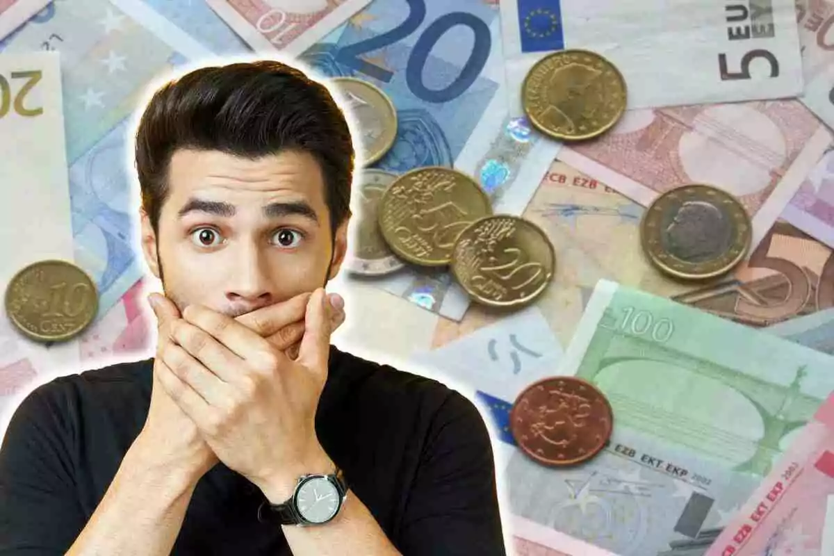 Un home amb expressió de sorpresa es cobreix la boca amb les mans, mentre que al fons es veuen bitllets i monedes d'euro.