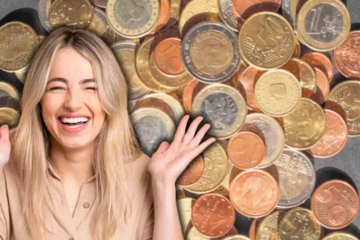 Fotomuntatge amb una imatge de fons de monedes d'euro i al capdavant una dona somrient alegre
