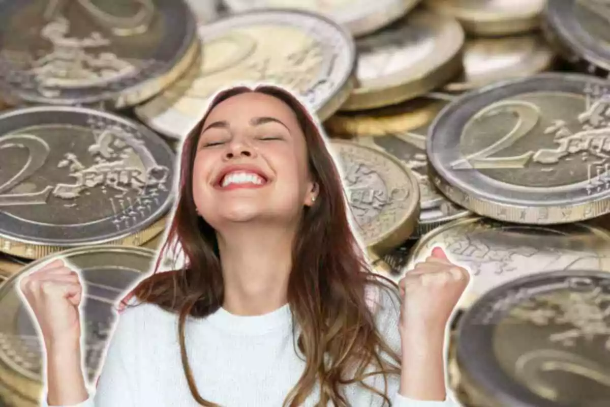 Fotomuntatge amb una imatge de fons de monedes de 2 euros i al capdavant una dona alegre