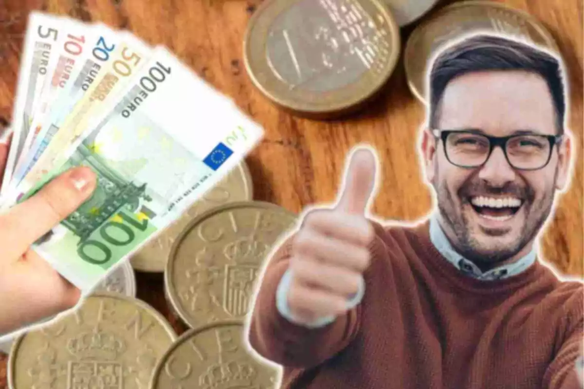 Una persona somrient amb ulleres i suèter marró fa un gest d'aprovació amb el polze cap amunt mentre una altra mà sosté diversos bitllets d'euro, amb monedes d'euro al fons.