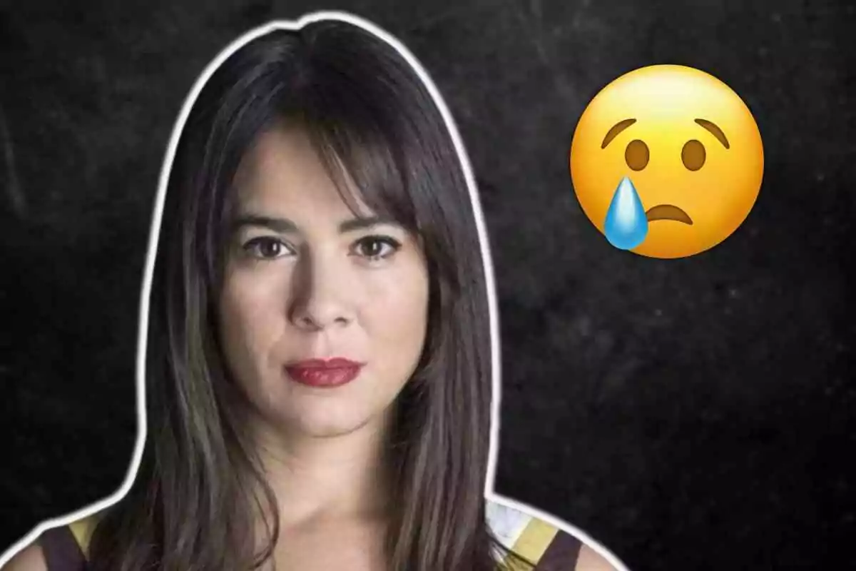 Carlota Olcina amb expressió seriosa i un emoji de cara trista amb una llàgrima sobre un fons fosc.