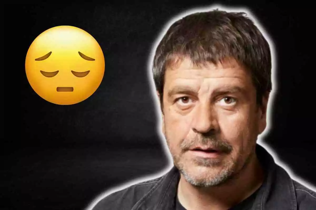 Espartac Peran amb expressió seriosa al costat d'un emoji de cara trista sobre un fons fosc.