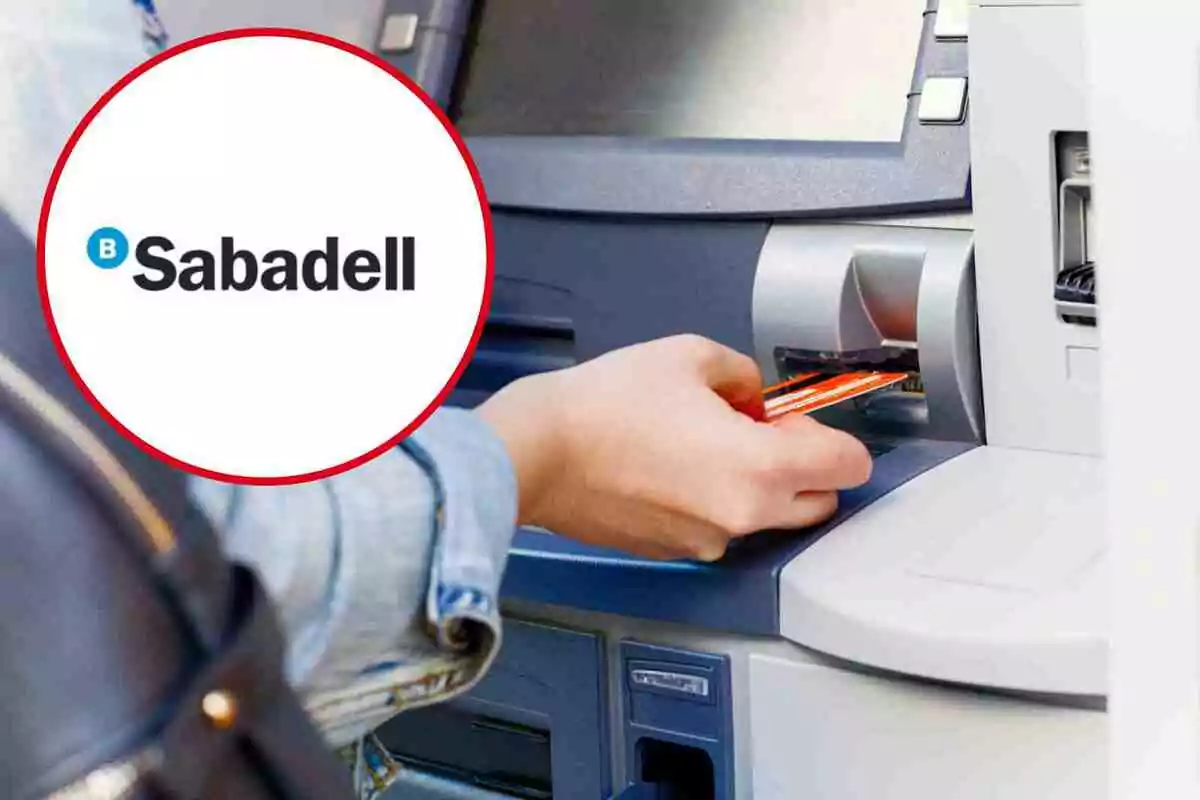 Una persona inserint una targeta en un caixer automàtic amb el logotip del Banc Sabadell a la cantonada superior esquerra.