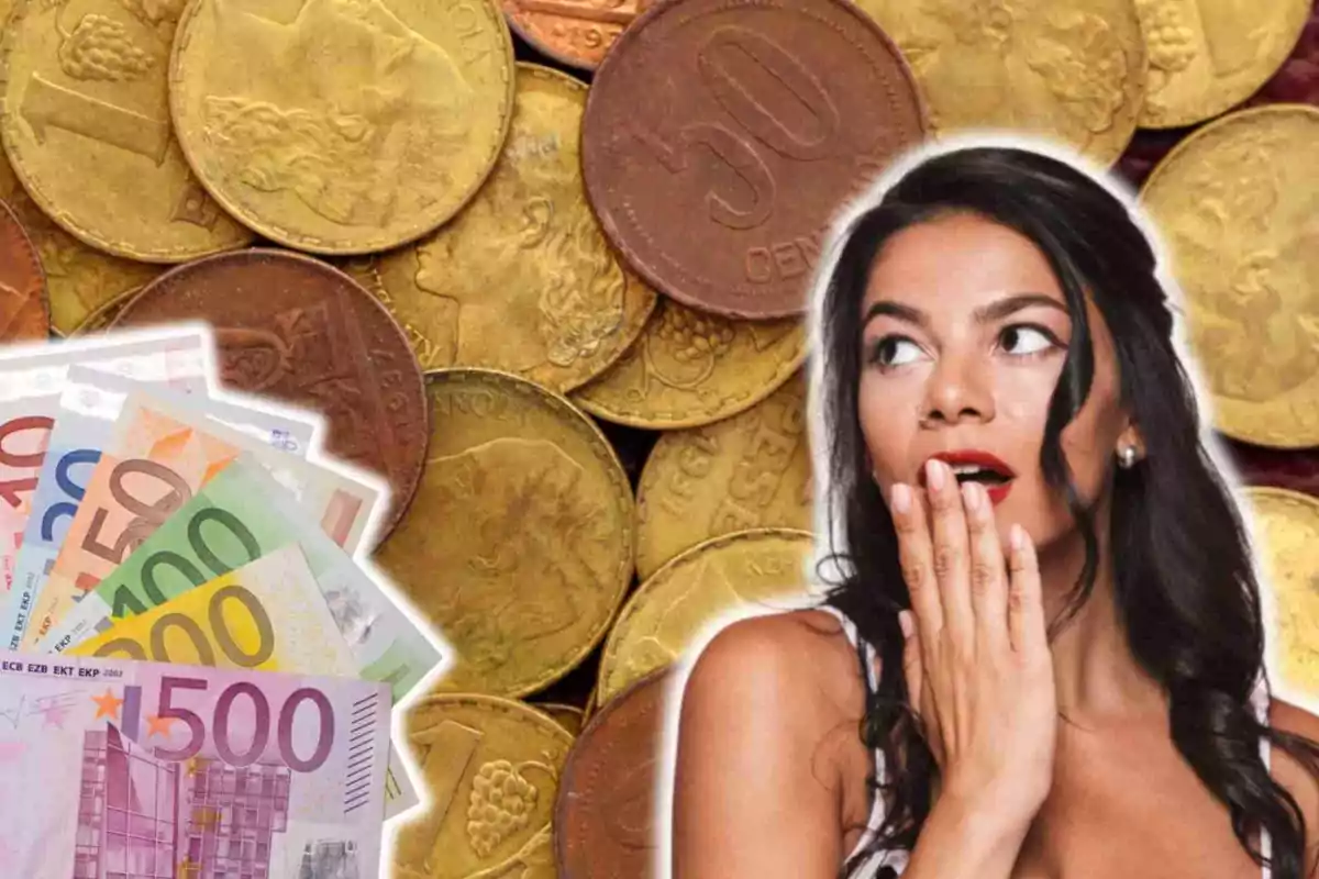 Una dona sorpresa amb la mà a la boca, davant d'un fons de monedes i bitllets de diferents denominacions.