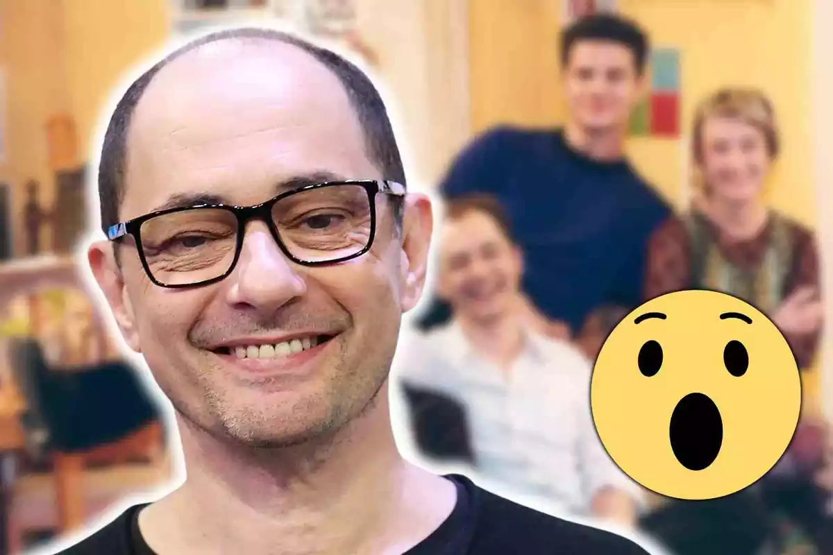 Fotomuntatge amb un fons dels actors de Plats Bruts, Jordi Sánchez al capdavant i un emoji amb cara sorpresa