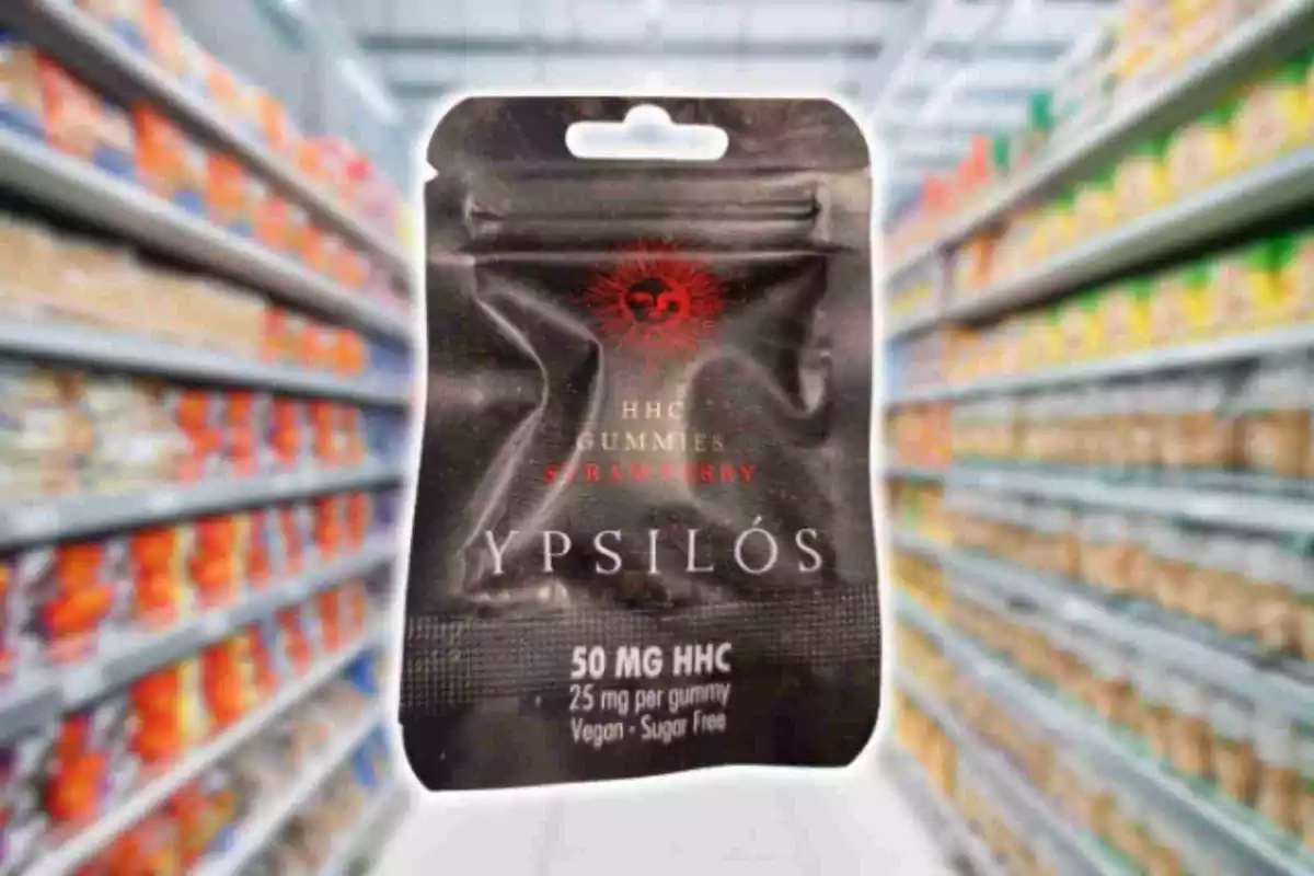 Fotomuntatge amb una imatge de fons d'un supermercat difuminat i al capdavant les llaminadures retirades Ypsilós Fotomuntatge amb una imatge de fons d'un supermercat difuminat i al capdavant les llaminadures retirades Ypsilós
