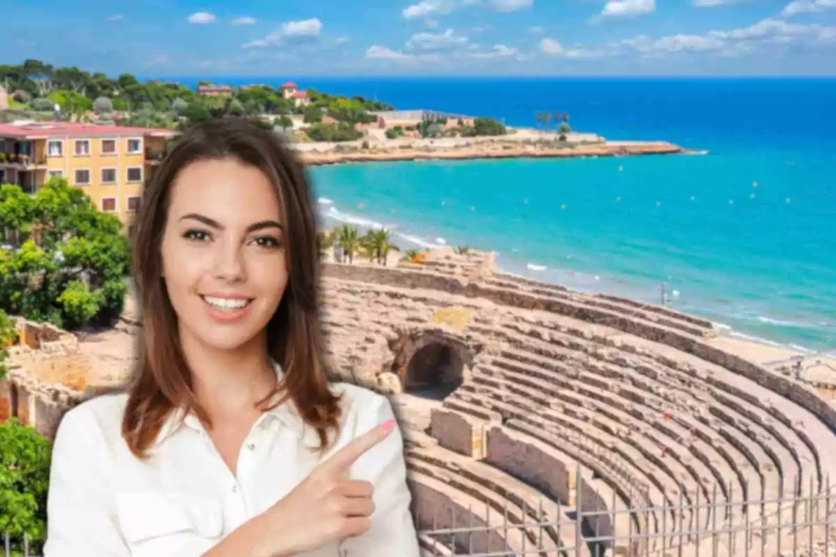 Fotomontaje con una imagen de fondo de Tarragona y al frente una mujer sonriendo y señalando