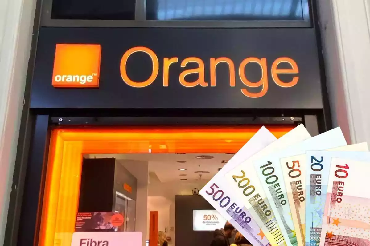 Fotomuntatge amb una imatge de fons d'una botiga Orange i al capdavant un ventall de bitllets d'euro