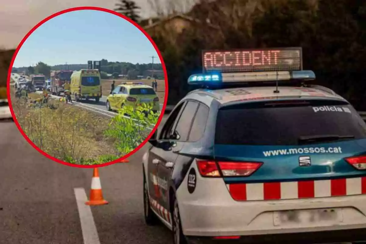 Un cotxe de policia amb un rètol d'ACCIDENT a la part superior i una escena d'accident de trànsit a la carretera amb vehicles d'emergència al fons.