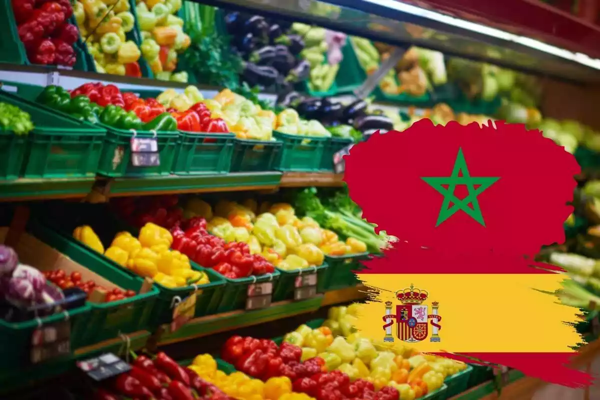 Fotomuntatge amb fruites en un supermercat amb les banderes d'Espanya i del Marroc