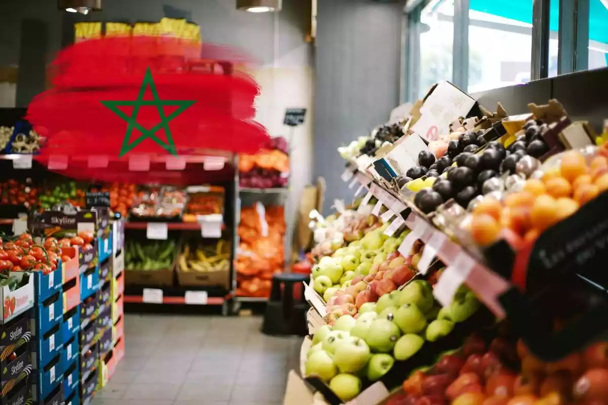 Fotomuntatge amb una imatge de fons d'una fruiteria i al capdavant una bandera del Marroc