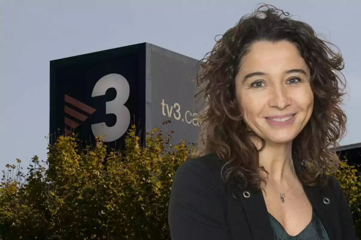 Una dona somrient davant d'un edifici amb el logotip de TV3.