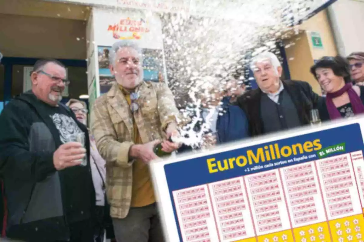 Fotomuntatge amb una imatge de fons de la celebració d'un premi de la loteria i al capdavant una butlleta del sorteig de l'Euromilions