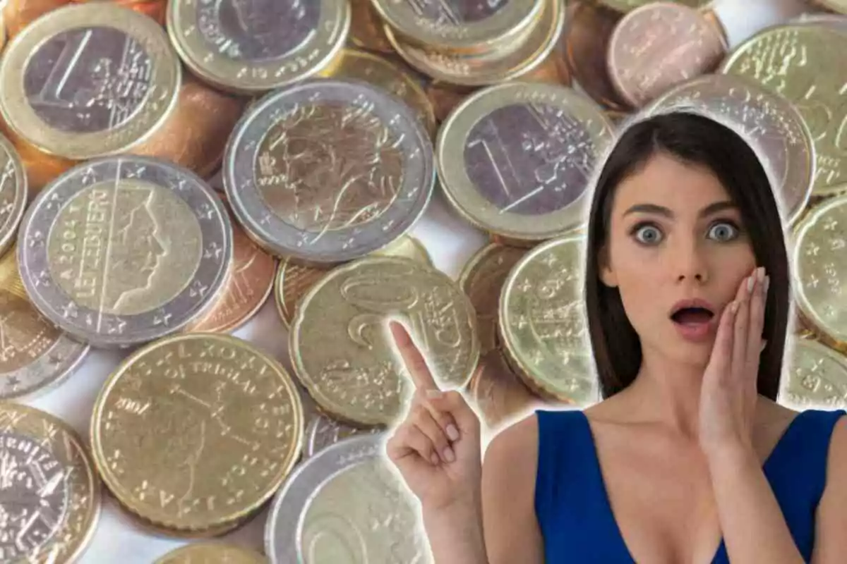 Fotomuntatge amb una imatge de fons de monedes d'euro i al capdavant una dona sorpresa