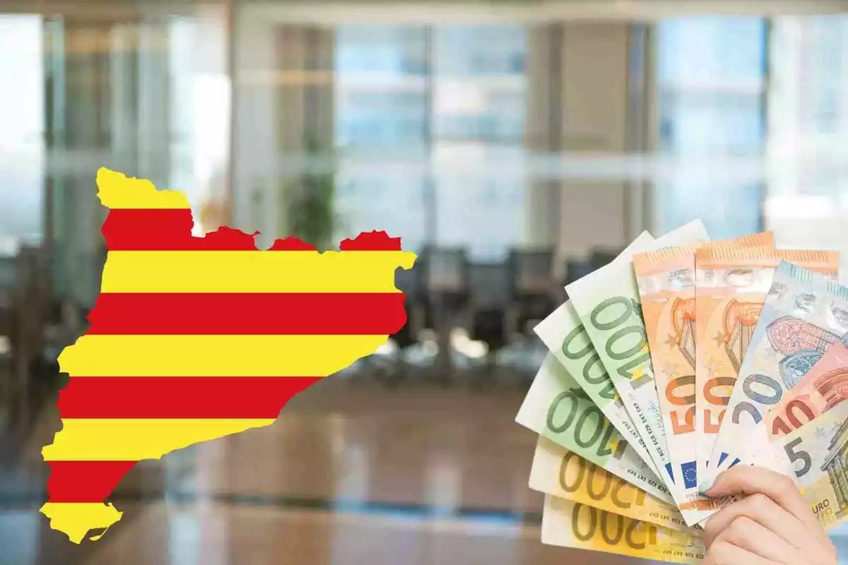 Fotomuntatge amb una imatge de fons d'una oficina difuminada i al capdavant un mapa de Catalunya amb bandera catalana i un ventall de bitllets d'euro