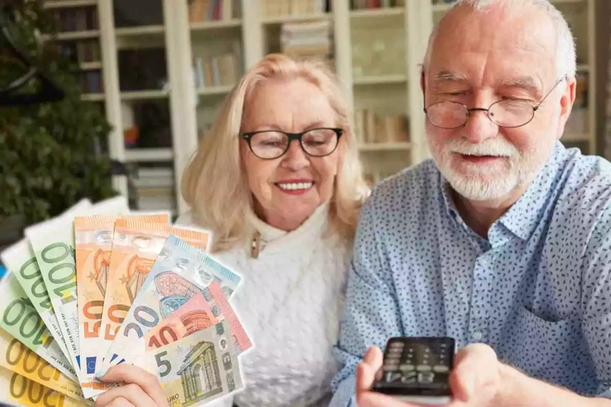 Una parella de persones grans somriu mentre una sosté diversos bitllets d'euro i l'altra un control remot.