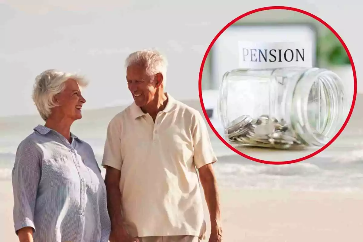 Una parella de gent gran caminant a la platja amb una imatge superposada d'un flascó de vidre amb monedes i la paraula “PENSION”.