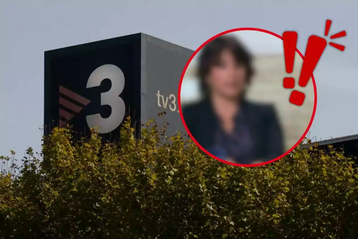 Un edificio con el logotipo de TV3 rodeado de árboles y un círculo rojo con una figura borrosa y signos de exclamación.