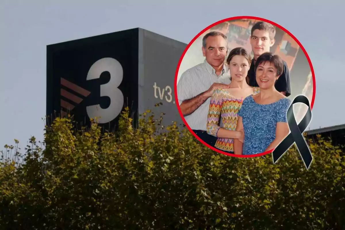 Un edificio con el logo de TV3 y un círculo rojo que contiene a cuatro personas junto a un lazo negro.