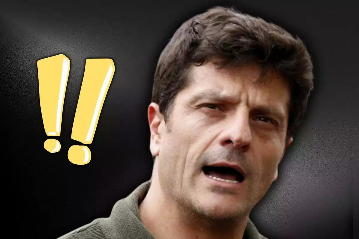 Un home amb expressió facial intensa i signes d'exclamació grocs al fons.