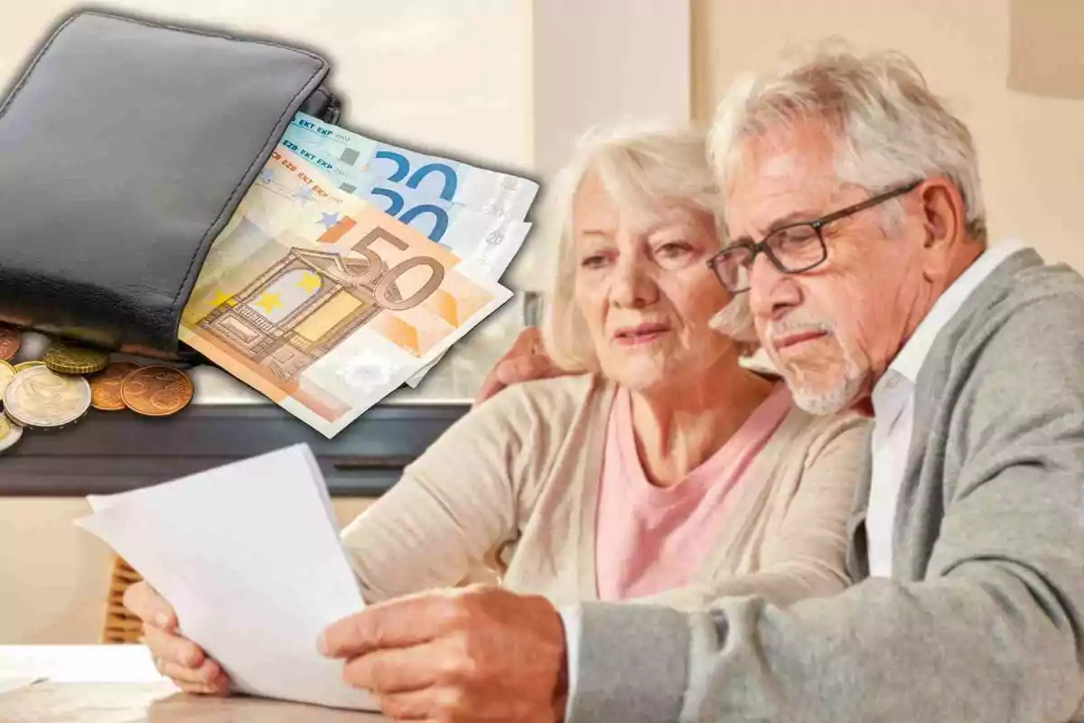 Fotomuntatge de jubilats de fons mirant uns papers i al capdavant una cartera amb euros