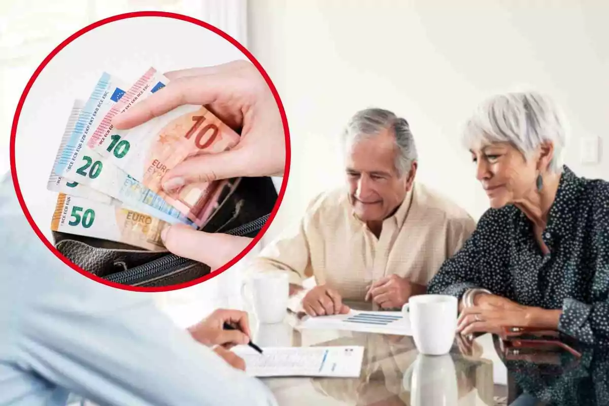 Una parella de persones grans està asseguda en una taula, revisant documents juntament amb una persona que sembla estar assessorant-los. A la cantonada superior esquerra de la imatge, hi ha un cercle vermell que mostra una mà traient bitllets d'euro d'una cartera.