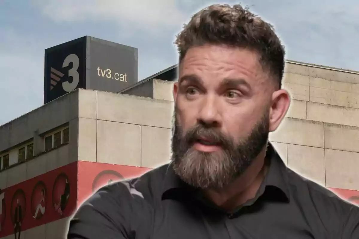 Un hombre con barba frente a un edificio con el logo de TV3.