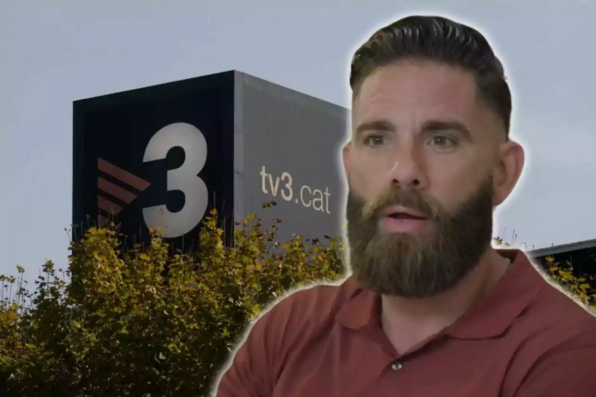 Un hombre con barba y camisa roja frente a un edificio con el logo de TV3 y árboles en primer plano.