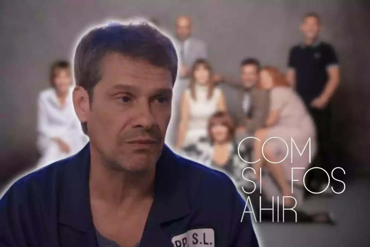 A man in the foreground with a serious expression is wearing a blue jacket with the letters "P.P.S.L." on the chest, in the background a blurred group of people can be seen and the text "COM SI FOS AHIR".